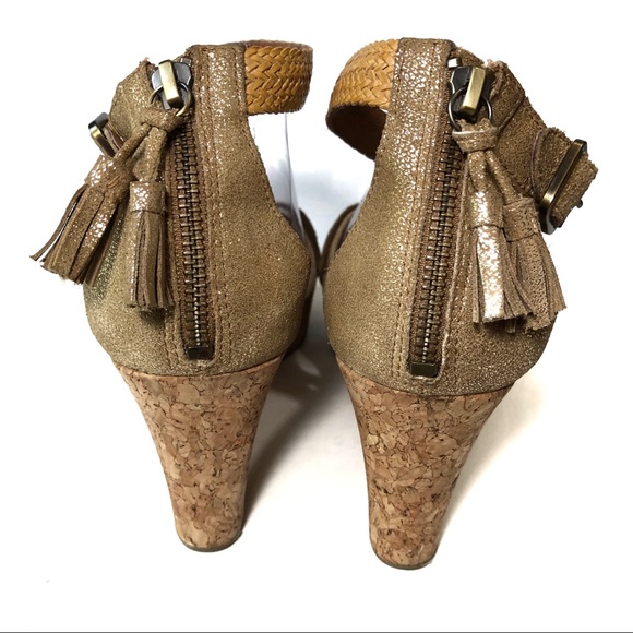 UGG sandals gold size 9 - Picture 3 of 8